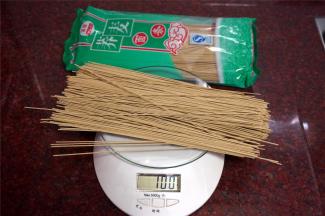 取100克荞麦面条。