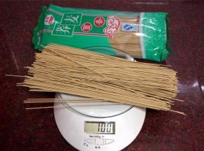 取100克荞麦面条。