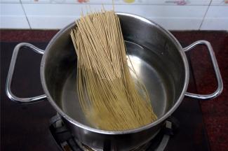 烧一锅水，沸腾后下面条。