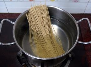 烧一锅水，沸腾后下面条。