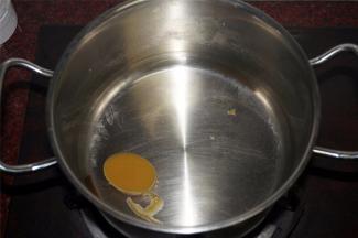 再煮一锅清水，清水量大概2碗半，然后放入一块家乐浓汤宝，适量的盐和油。