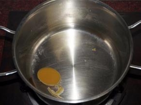 再煮一锅清水，清水量大概2碗半，然后放入一块家乐浓汤宝，适量的盐和油。