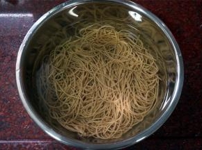 煮软后，捞起过冷河。