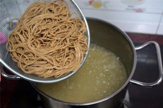 水再次沸腾时加入刚才煮好的面条。