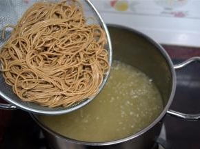 水再次沸腾时加入刚才煮好的面条。