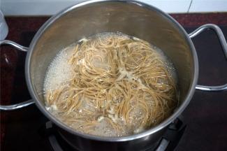 重新沸腾后即可熄火，将面条盛到碗里。