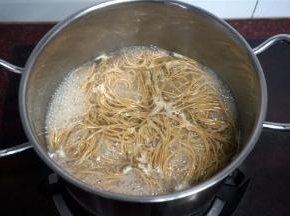 重新沸腾后即可熄火，将面条盛到碗里。