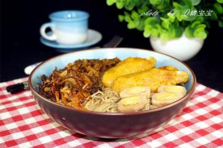 摆入自己喜欢的配菜即可。