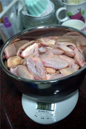 将鸡翅解冻，然后洗净，沥干水。