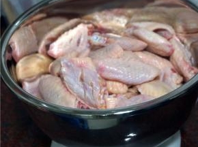 将鸡翅解冻，然后洗净，沥干水。