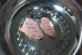 每个鸡翅正反面各划上三刀。