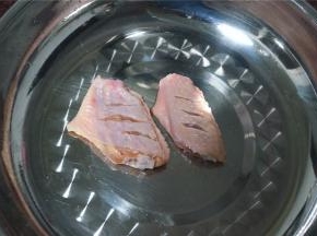 每个鸡翅正反面各划上三刀。