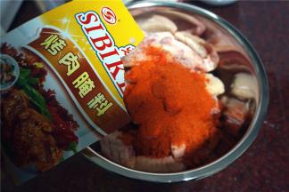 加入70克的烤肉腌料。