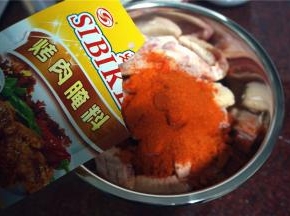 加入70克的烤肉腌料。