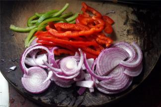 将洋葱以及青椒红椒切丝。