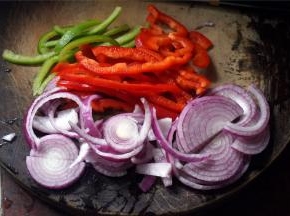 将洋葱以及青椒红椒切丝。