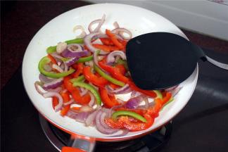 热锅，下油，加入适量的食盐和糖，翻炒1分钟左右。