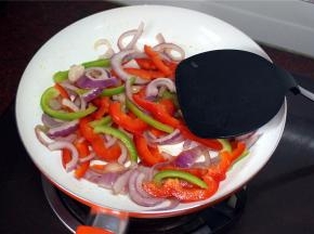 热锅，下油，加入适量的食盐和糖，翻炒1分钟左右。