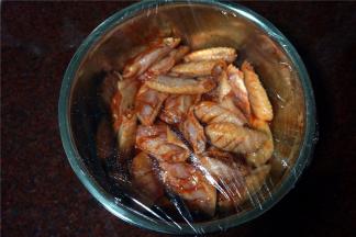 搅拌均匀后封保鲜膜，放冰箱保鲜层，腌制12小时以上。