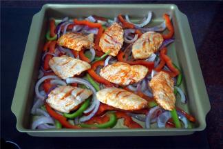 然后将鸡翅放到蔬菜上。