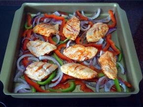 然后将鸡翅放到蔬菜上。