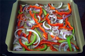 将炒过的杂蔬铺上。