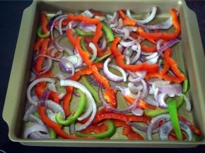 将炒过的杂蔬铺上。