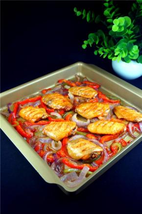 烤箱预热，中层，上下火，220度，烤25-30分钟，期间每10分钟取出翻转一次。