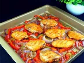 烤箱预热，中层，上下火，220度，烤25-30分钟，期间每10分钟取出翻转一次。