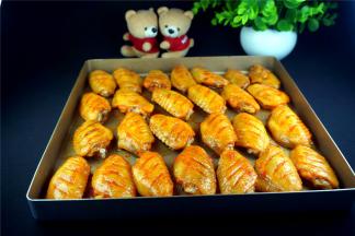 另一盘鸡翅，没有垫杂蔬，直接放上烤盘烤，烤30分钟即可。