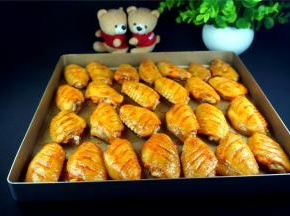 另一盘鸡翅，没有垫杂蔬，直接放上烤盘烤，烤30分钟即可。