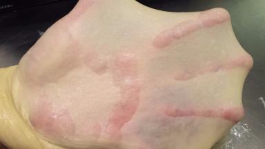 2.	薄而不易破的手套膜