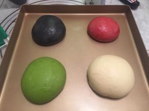 3.	将面团平均分成4份，3份分别加入抹茶粉，红曲粉，竹炭粉，揉匀（如果比较干可以适量加入一点水），盖上保鲜膜进行一发（25度－28度）