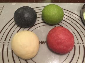 4.	手沾面粉插入面团，不塌陷不回缩即发酵完成