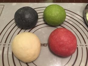4.	手沾面粉插入面团，不塌陷不回缩即发酵完成