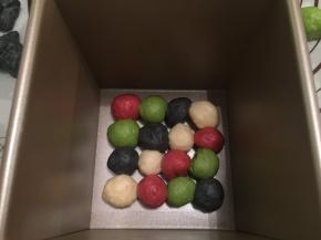 6.	将揉好的小圆球每一行每列分别放不同的颜色，摆放成正方形，放入模具内