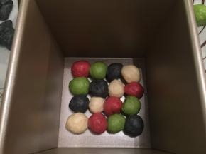 6.	将揉好的小圆球每一行每列分别放不同的颜色，摆放成正方形，放入模具内