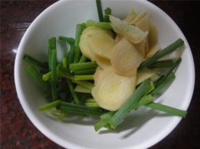 准备葱段和姜片。