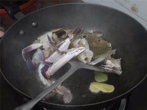 先下油爆香姜片，然后加入蟹，翻炒。