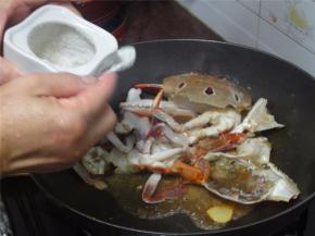 加入适量的盐、糖、酱油，翻炒均匀。