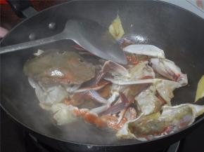 撒入少许清水，再翻炒片刻。