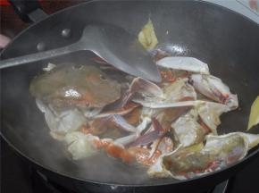 撒入少许清水，再翻炒片刻。