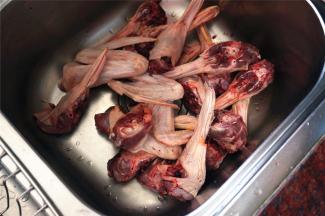 新鲜买回来的腊鸭头。