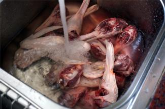 首先冲洗干净（一定要先洗洗，市场上很多人摸过呢）。