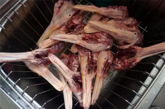 全部鸭头的硬喉部都处理完毕。