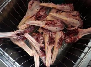 全部鸭头的硬喉部都处理完毕。