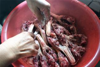 然后均匀撒上食盐。撒多一些，味道咸一些，好下饭。