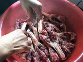 然后均匀撒上食盐。撒多一些，味道咸一些，好下饭。