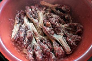 再铺上第二层鸭头，同样方法撒上食盐和米酒，姜汁。然后放着，让其腌制3~4小时。