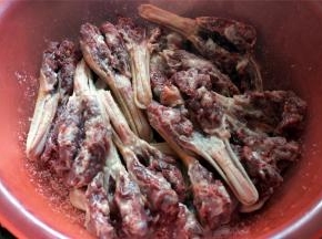 再铺上第二层鸭头，同样方法撒上食盐和米酒，姜汁。然后放着，让其腌制3~4小时。